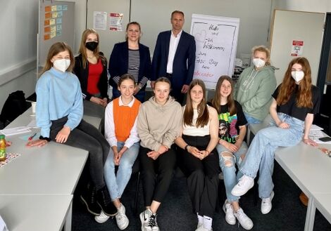 Ein Gruppenbild junger Frauen mit dem Geschäftsführer des Jobcenter Bremen